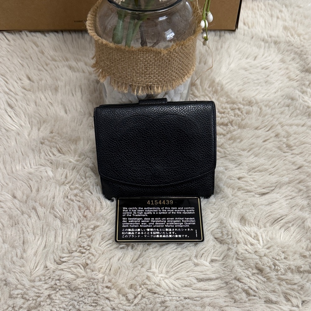 ✨Authentic Vintage CHANEL Caviar Leather Bifold Wallet✨ - Picture 13 of 15